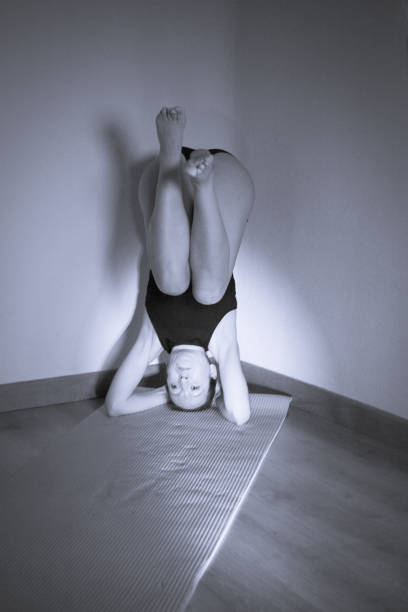 istock Woman trying to do yoga practices 862297632
