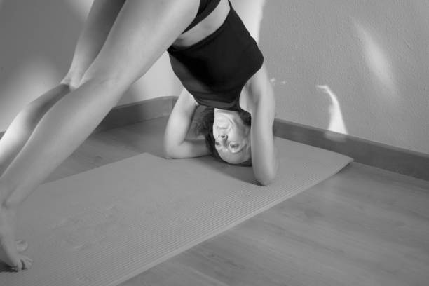 istock Woman trying to do yoga practices 862297662