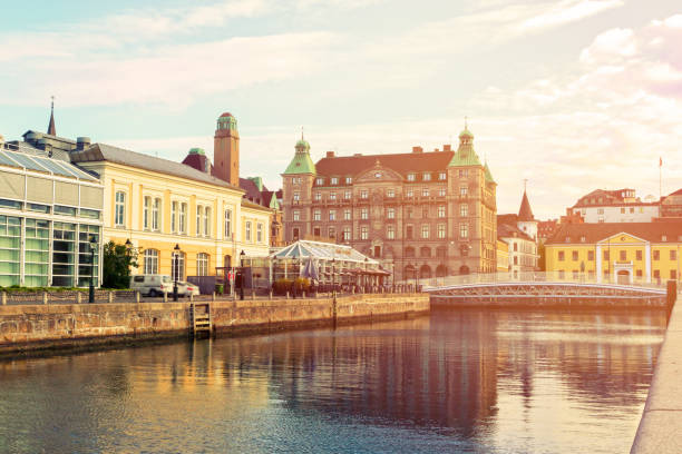 imagen vintage de paisaje urbano de la ciudad de malmo y horizonte, suecia - malmo fotografías e imágenes de stock