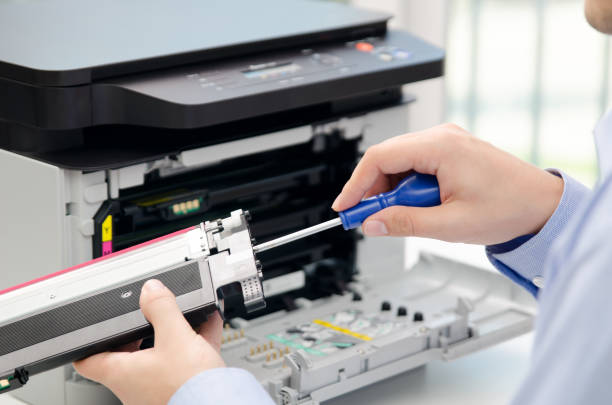 человек ремонт тонера для лазерного принтера - печатник стоковые фото и изображения