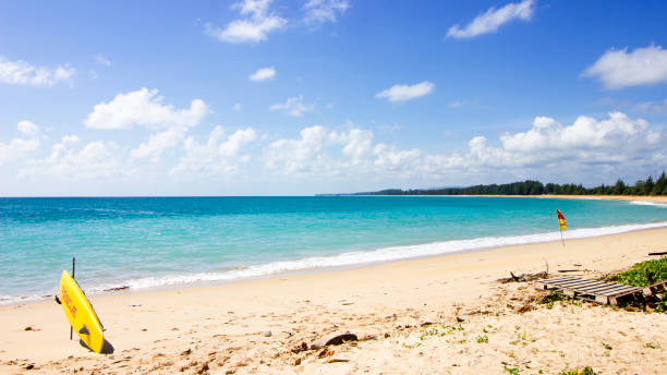 istock Rescue sign on white sand beach 862310232