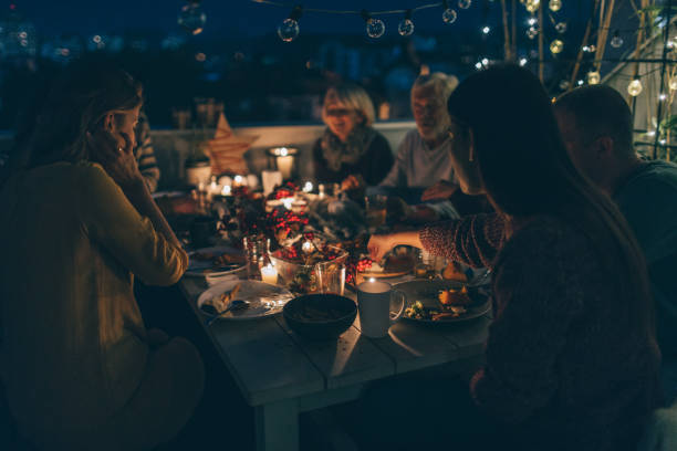 感謝祭のディナーの時に大切な家族の瞬間 - thanksgiving table setting autumn ストックフォトと画像