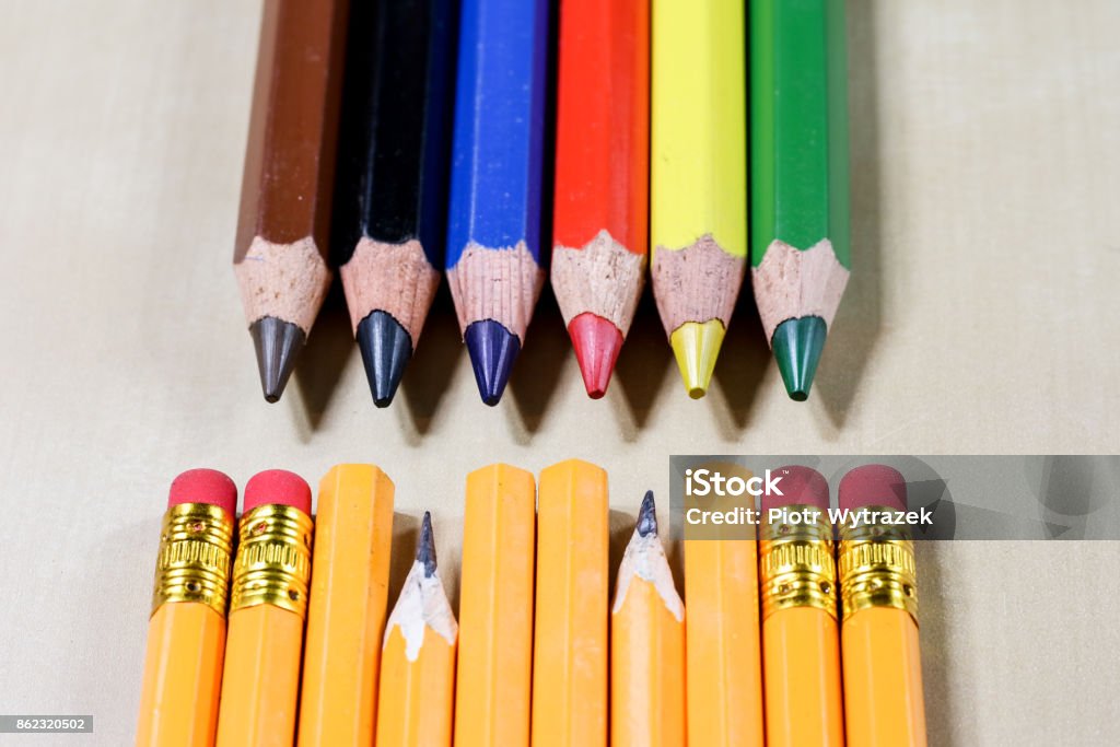 Testificar veneno etiqueta Lápices De Colores Y Sacapuntas De Lápiz En Una Mesa De Oficina De Madera  Crayones Con La Afiladura De Crayolas Y Lápices Sobre La Mesa Al Lado De  Lápices De Colores Fondo