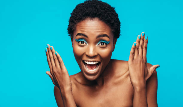 aufgeregt weibliches modell zeigt ihr lebendige make-up - nail polish cosmetics make up multi colored stock-fotos und bilder