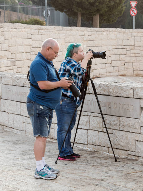 fotógrafos preparem equipamento fotográfico para fotografar no monte scopus, em jerusalém, em israel - middle eastern architecture flash - fotografias e filmes do acervo