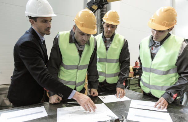 ingenieur andworkers diskutieren papiere - safety meeting construction site construction stock-fotos und bilder
