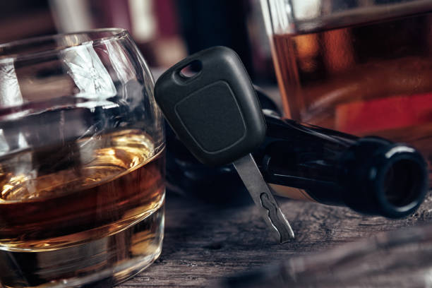 위스키와 그것에 키 유리 - drunk driving alcohol key law 뉴스 사진 이미지
