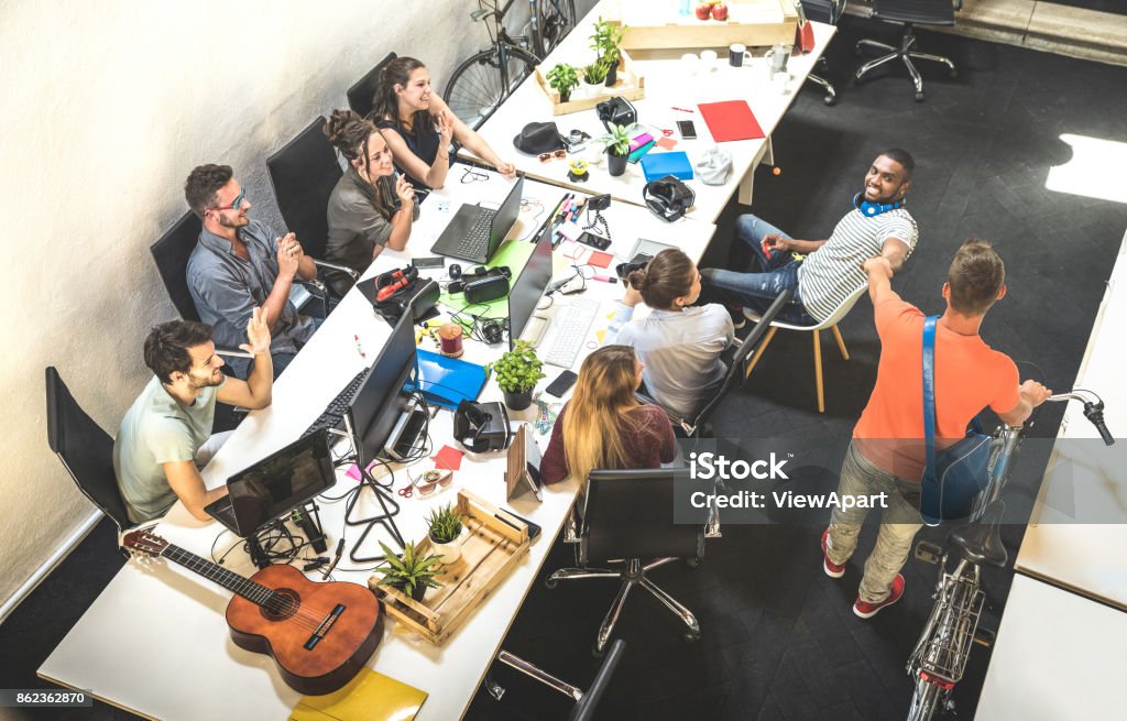 Arbeiter Mitarbeitergruppe, die Spaß am städtischen alternative Studio mit Jungunternehmer mit Vintage Bike - Business-Konzept der menschlichen Ressource über die Arbeitszeit - Start-up-Praktikum im Büro - Lizenzfrei Arbeiten Stock-Foto