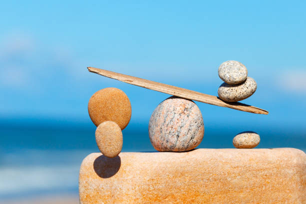 concept d’harmonie et d’équilibre. l’équilibre perturbé. déséquilibre - balance simplicity nature beach photos et images de collection