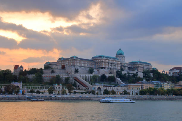 castillo de buda al atardecer, en un día nublado. - fort budapest medieval royal palace of buda fotografías e imágenes de stock