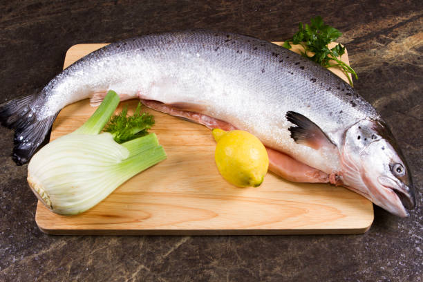 全体の生の生サーモン - parsley garnish isolated herb ストックフォトと画像