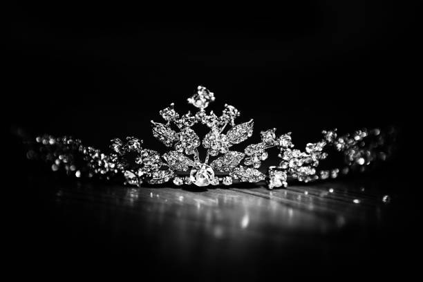 coroa de diamante brilhante sobre fundo preto - beauty contest tiara crown wedding - fotografias e filmes do acervo