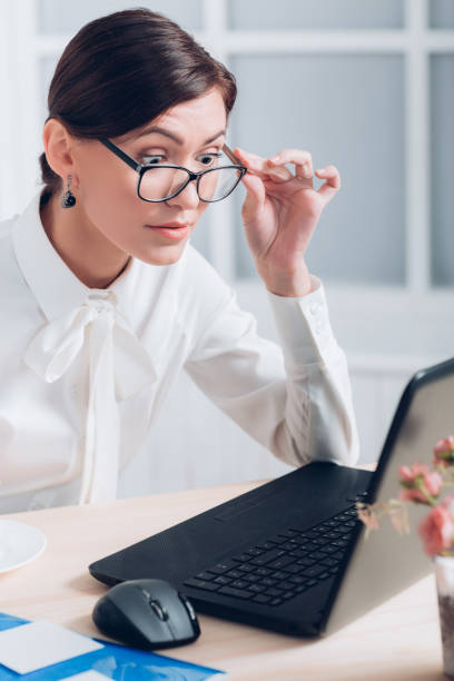 istock business woman working in the office 862386520