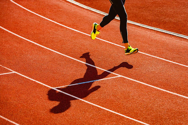 deportista corriendo sobre la pista de atletismo - running speed track event jogging fotografías e imágenes de stock