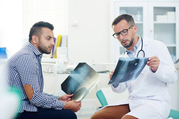 istock Consultation of radiologist 862392374