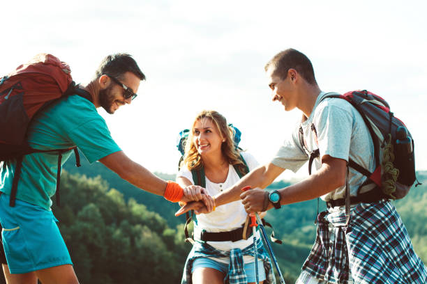 ご友人とご一緒にすることは、トップの山 - 仲間 山 ストックフォトと画像
