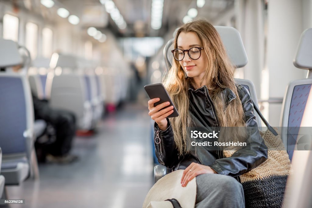 Mujer montando en el tren moderno - Foto de stock de Tren libre de derechos