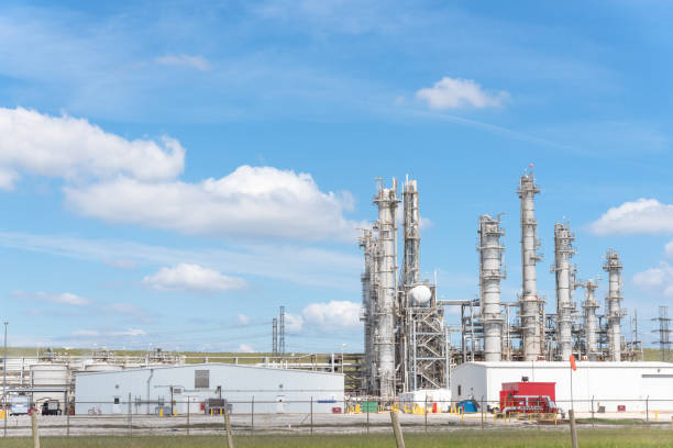 istock Oil refinery column un er cloud blue sky in Pasadena, Texas, USA 862397302