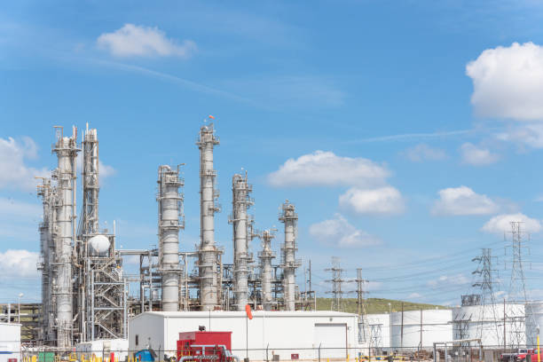 istock Oil refinery column un er cloud blue sky in Pasadena, Texas, USA 862397916
