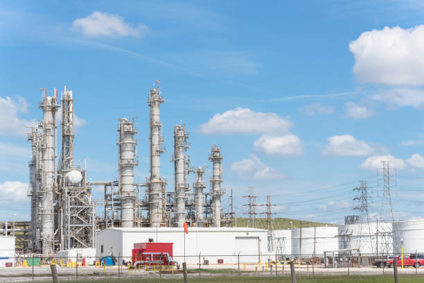 istock Oil refinery column un er cloud blue sky in Pasadena, Texas, USA 862398278