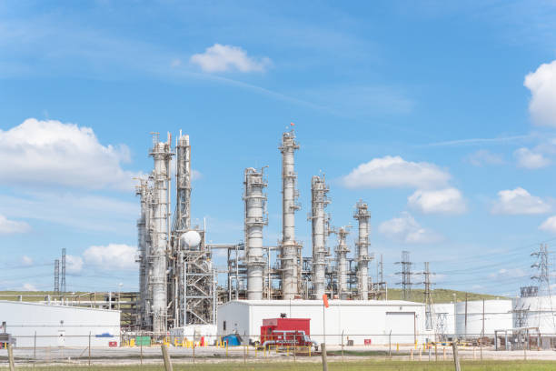 istock Oil refinery column un er cloud blue sky in Pasadena, Texas, USA 862403970