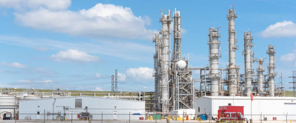 istock Oil refinery column un er cloud blue sky in Pasadena, Texas, USA 862404136