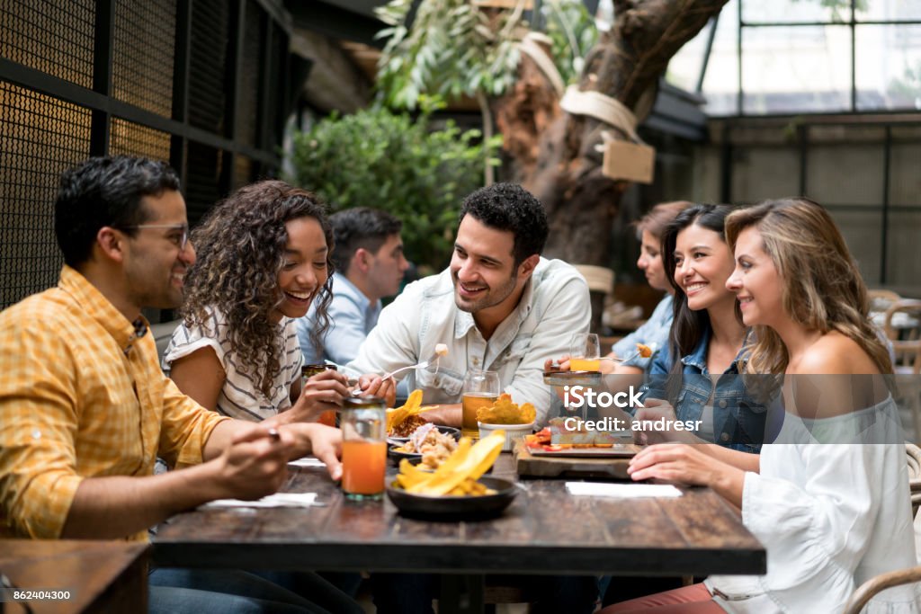 Happpy group of friends having dinner together at a restaurant - Royalty-free Restaurante Foto de stock