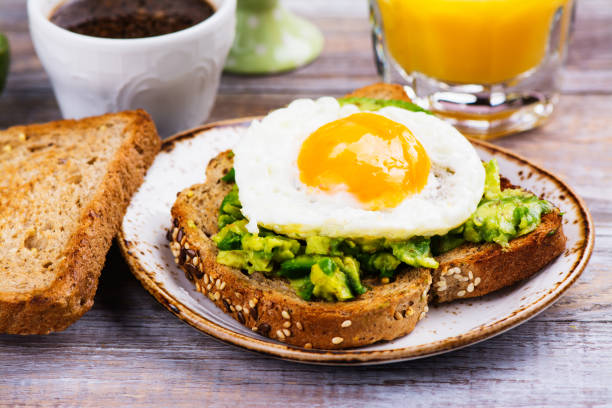 kuvapankkikuvat ja rojaltivapaat kuvat aiheesta avokadomunavoileipä täysjyväleivällä - toasted bread