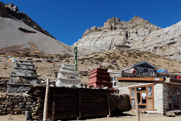 lodge base camp before the thorong la pass on the track around annapurna - witchcraft heights imagens e fotografias de stock