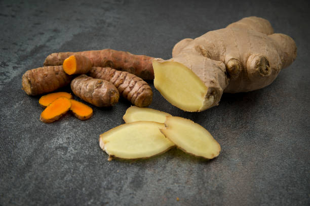 fette di curcuma e radice di zenzero affettata - homewares rustic herbal tea herb foto e immagini stock