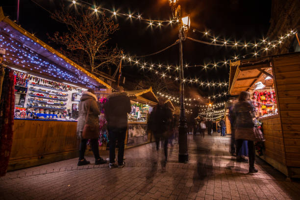 shoppers at christmas markets - chester england fotos imagens e fotografias de stock