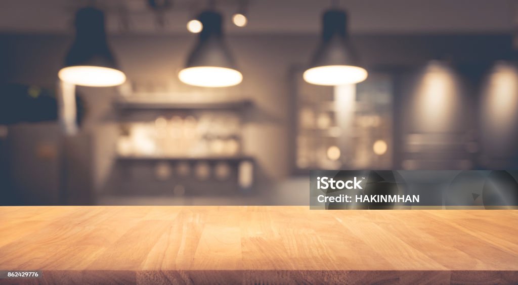Table en bois sur floue de comptoir café avec ampoule - Photo de Bar à expresso libre de droits