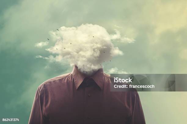 Betonte Kopf Des Mannes In Der Cloud Stockfoto und mehr Bilder von Nebel - Nebel, Kunst, Gedächtnisstütze