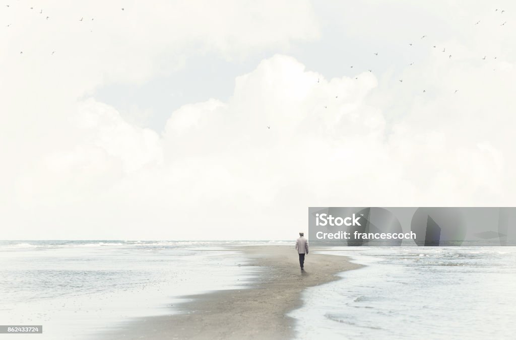 calmer l’homme qui marche dans le sable, entre deux mers - Photo de Marcher libre de droits