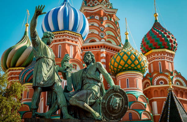 st. basils cathedral and monument to minin and pozharsky on red square in moscow, russia - russia moscow russia st basils cathedral kremlin imagens e fotografias de stock