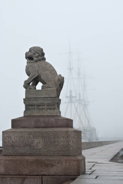 granitowa rzeźba chi-tsang na nasypie rzeki newa na tle starego żaglowca wcześnie w mglisty poranek w petersburgu. - st petersburg supporting people statue zdjęcia i obrazy z banku zdjęć