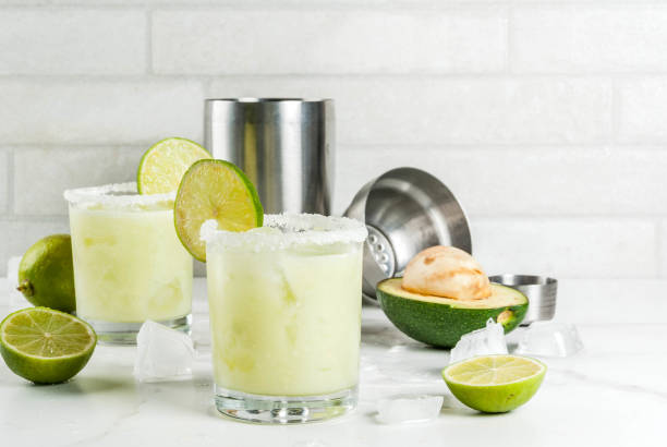 margarita de aguacate y lima - tequila reposado fotografías e imágenes de stock