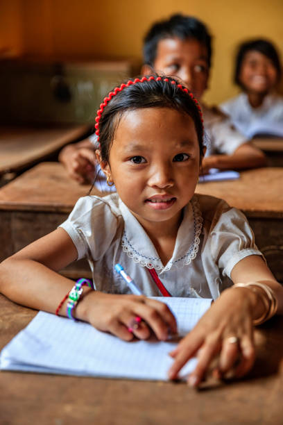 kambodżańskiej dzieci w szkole podczas zajęć, tonle sap, kambodża - workbook education school uniform child zdjęcia i obrazy z banku zdjęć