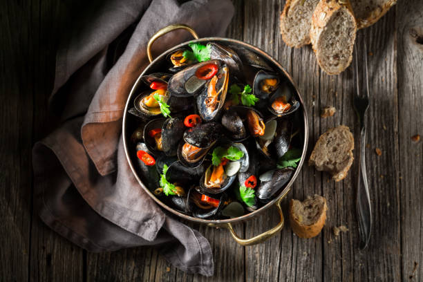 istock Enjoy your mussels with garlic and coriander 862491352