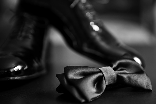 Corbata de moño negro y zapatos negros brillantes photo