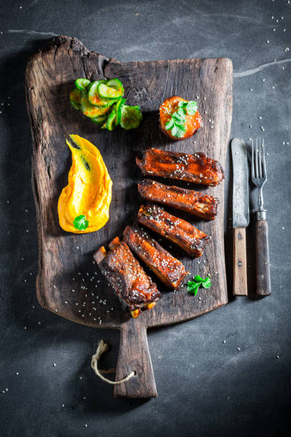 istock Spicy roasted ribs with sesame and vegetables 862492016