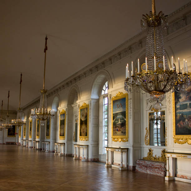 версальский дворец, версальский дворец, париж, франция - arch corridor column stone стоковые фото и изображения