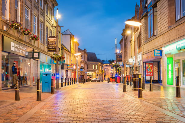 ハイストリートのイギリス、スコットランド、インヴァネスのダウンタウンのショッピング街 - inverness area ストックフォトと画像