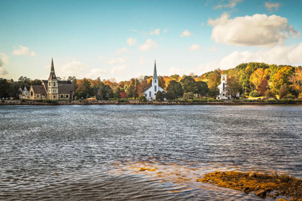 tre chiese di mahone bay - mahone bay foto e immagini stock