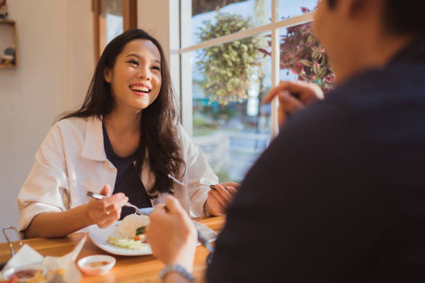 azjatki jedzą w restauracji rano. - buffet thai cuisine asian ethnicity food zdjęcia i obrazy z banku zdjęć