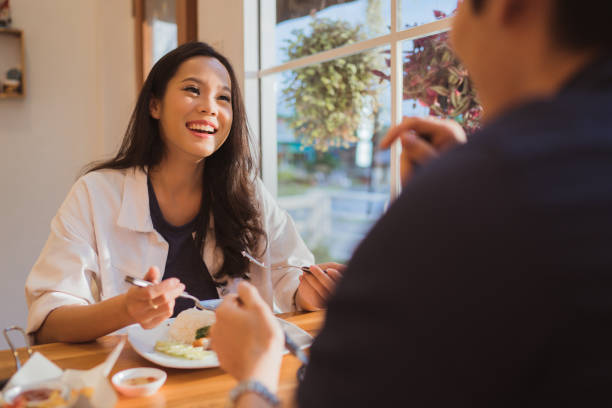 as mulheres asiáticas são comer no restaurante da manhã. - group of objects travel friendship women - fotografias e filmes do acervo