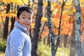 日本男児と秋の葉 (小学校 1年生)