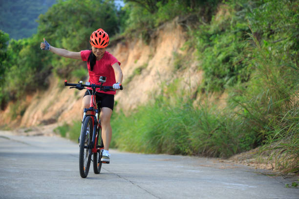 vélo de montagne cyclisme cycliste sur piste - hand sign human hand ok sign grass photos et images de collection