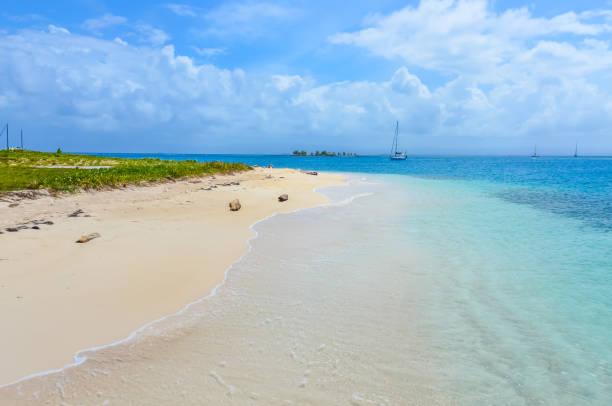 beautiful lonely beach in caribbean san blas island, kuna yala, panama. turquoise tropical sea, paradise travel destination - panama san blas islands central america island imagens e fotografias de stock