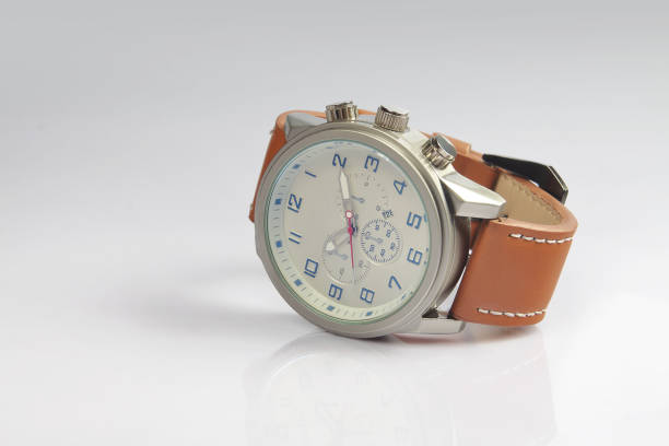 montre-bracelet homme - watch wristwatch clock hand leather photos et images de collection